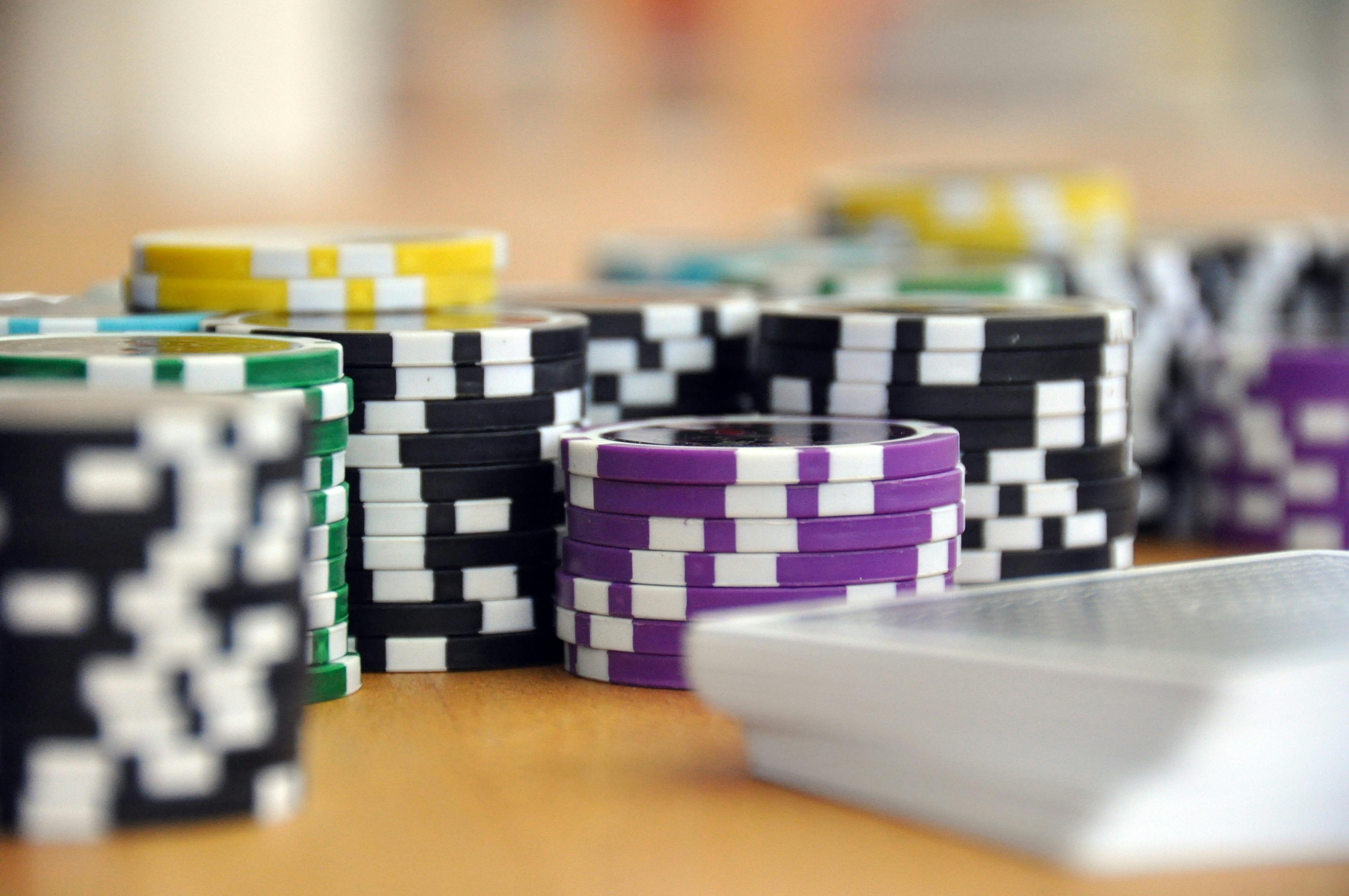 Aplikasi dora77 ditampilkan di layar Android dengan tampilan meja live dealer dan menu navigasi